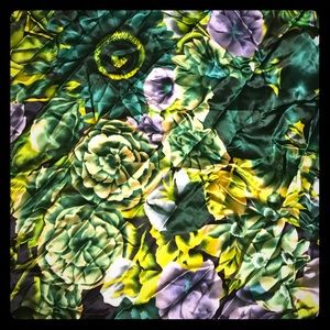 100% Silk Oscar Da La Renta Scarf